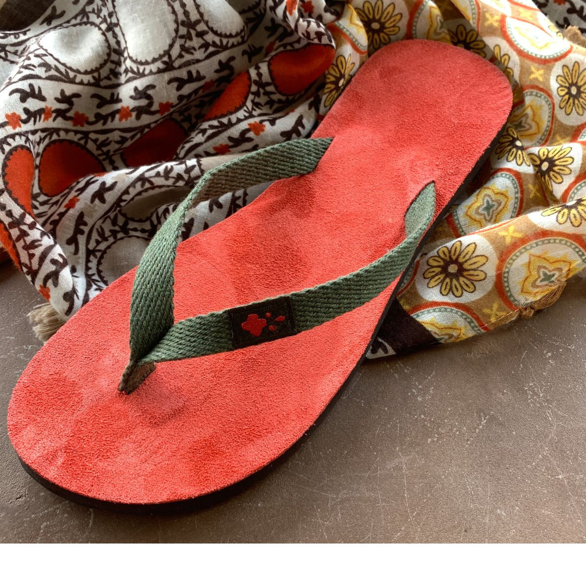 Tong en cuir kaki et corail