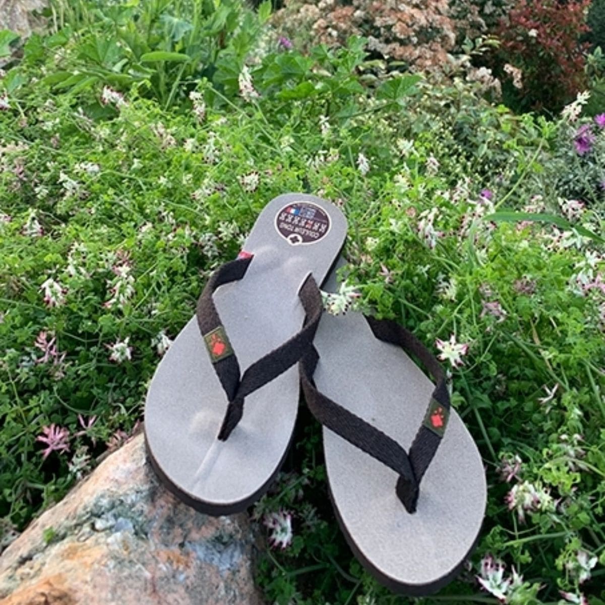 Tong en cuir taupe