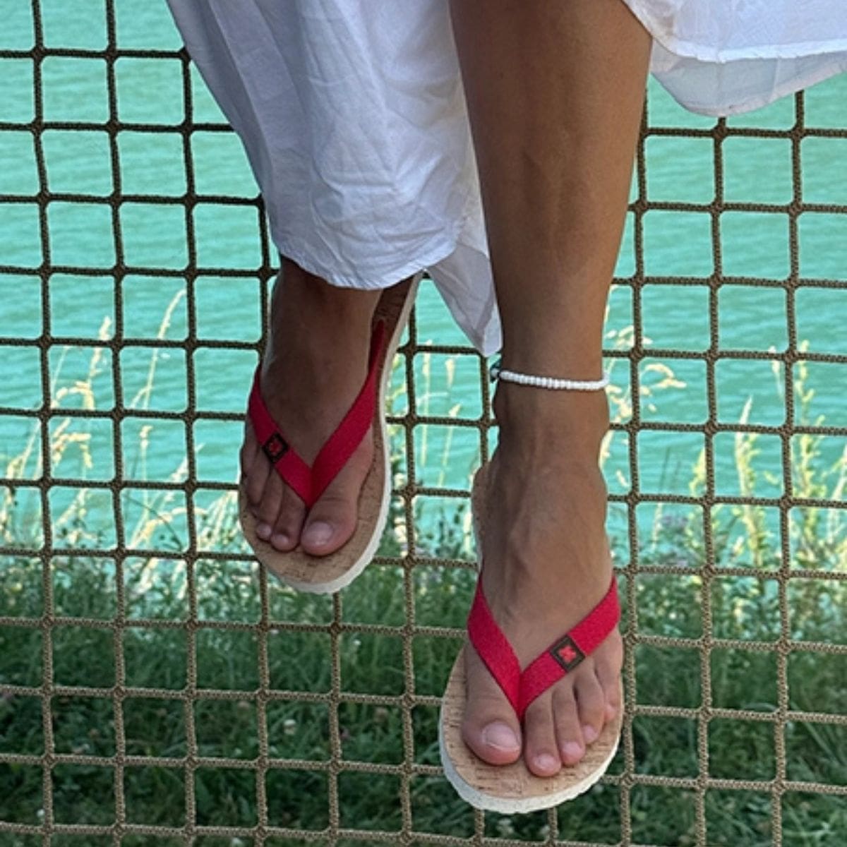 Tong en liège et bride coton tressée rouge